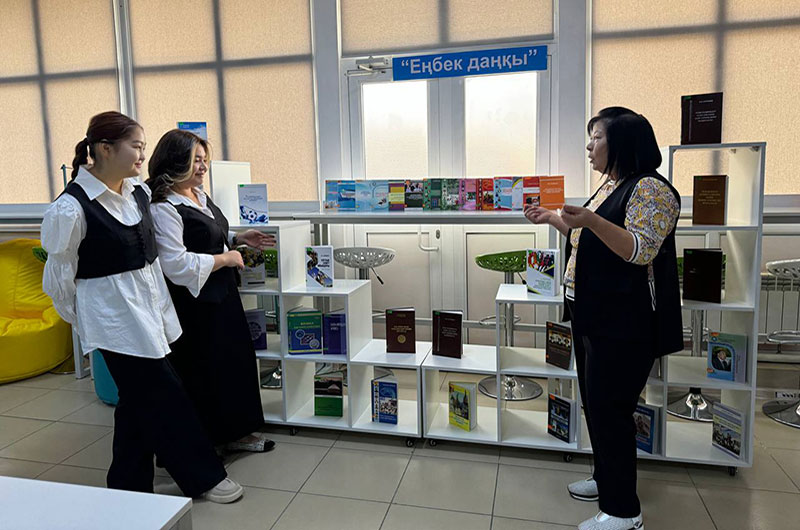 «Еңбек даңқы» кітап көрмесі ұйымдастырылды «Еңбек даңқы» кітап көрмесі ұйымдастырылды