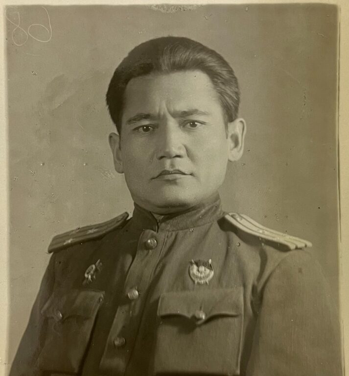 Тұлғасы тұнған тәлім,есімі елге мәлім-Бауыржан Момышұлы Тұлғасы тұнған тәлім,есімі елге мәлім-Бауыржан Момышұлы